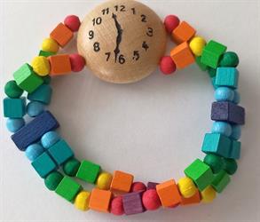 Dětský náramek z dřevěných korálku a doplňku ve tvaru hodinek dekorace