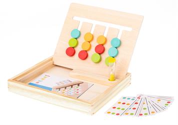 Dřevěná vzdělávací hračka ladí s barvami dekorace kik